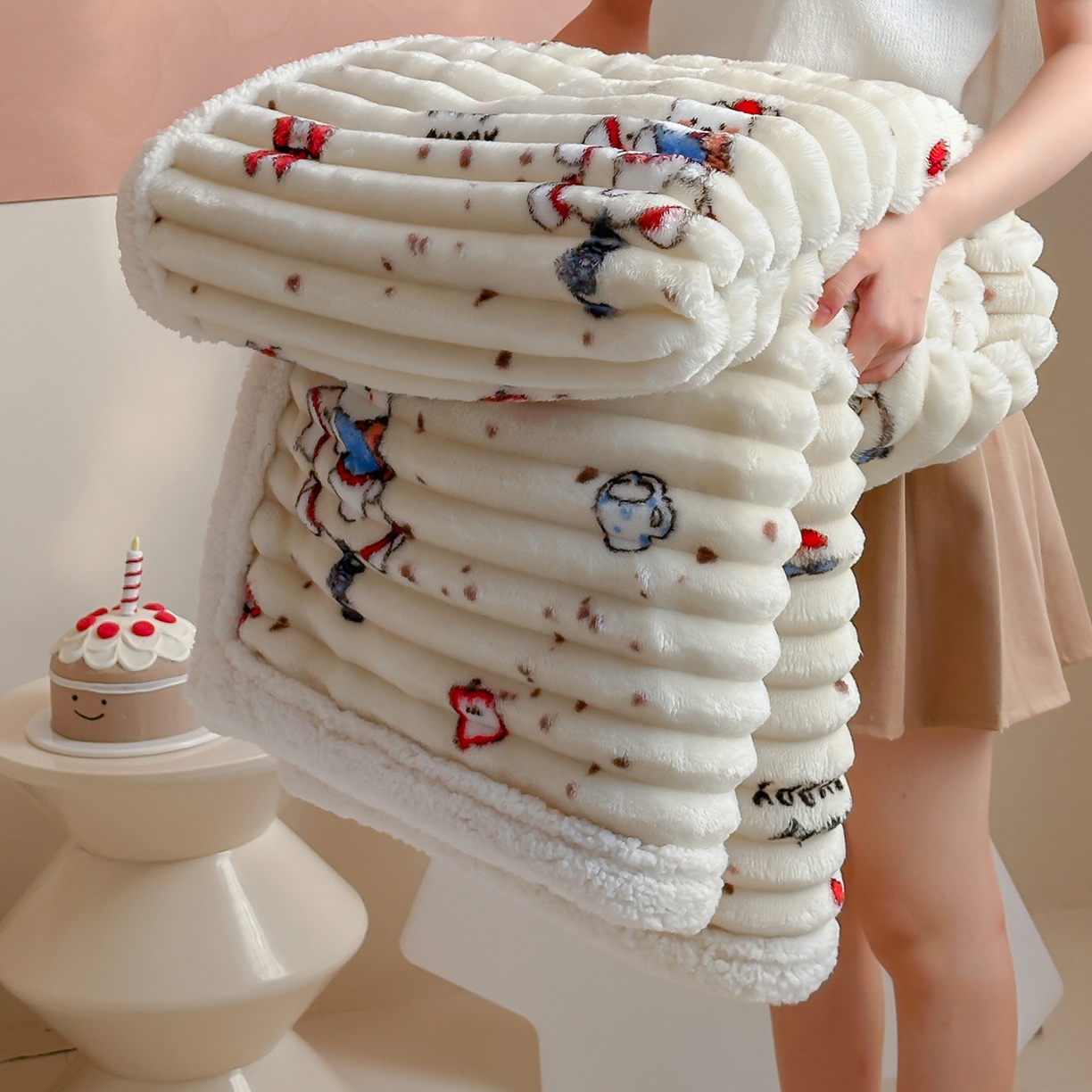 91家纺网 家纺一手货源 找家纺 RYB红黄兰 2025新款设计师原创抽条280g兔兔绒羊羔绒加厚毛毯 奶油西高地