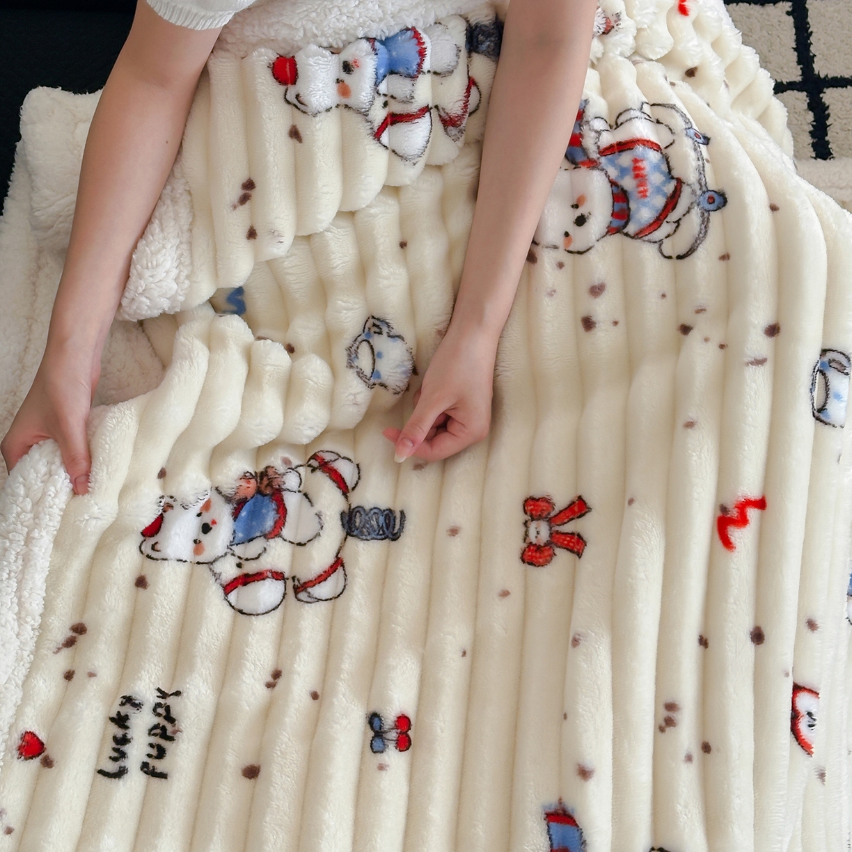 91家纺网 家纺一手货源 找家纺 RYB红黄兰 2025新款设计师原创抽条280g兔兔绒羊羔绒加厚毛毯 奶油西高地