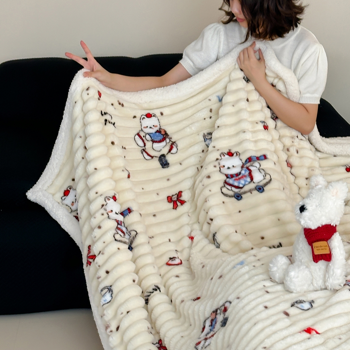 91家纺网 家纺一手货源 找家纺 RYB红黄兰 2025新款设计师原创抽条280g兔兔绒羊羔绒加厚毛毯 奶油西高地