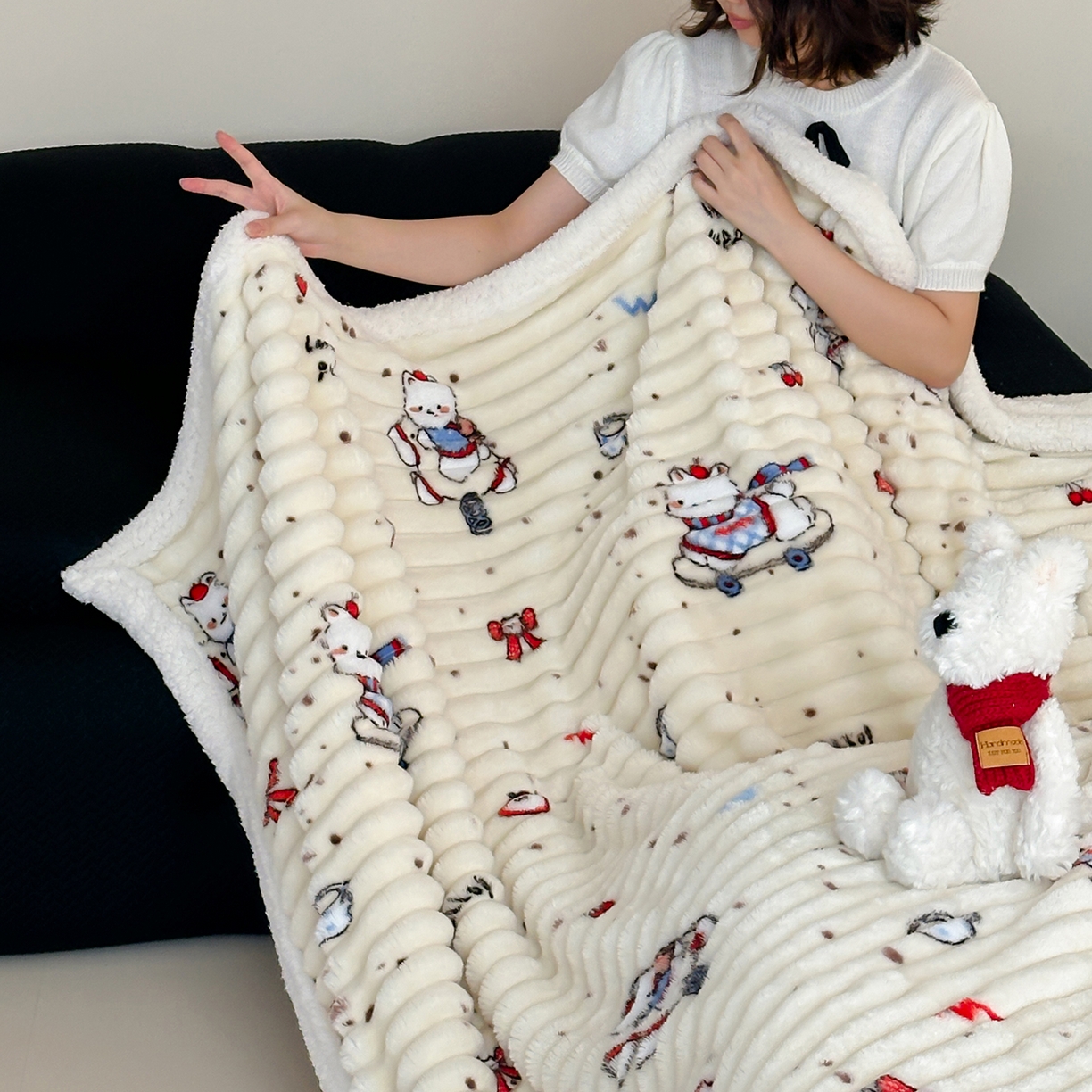 91家纺网 家纺一手货源 找家纺 RYB红黄兰 2025新款设计师原创抽条280g兔兔绒羊羔绒加厚毛毯 奶油西高地