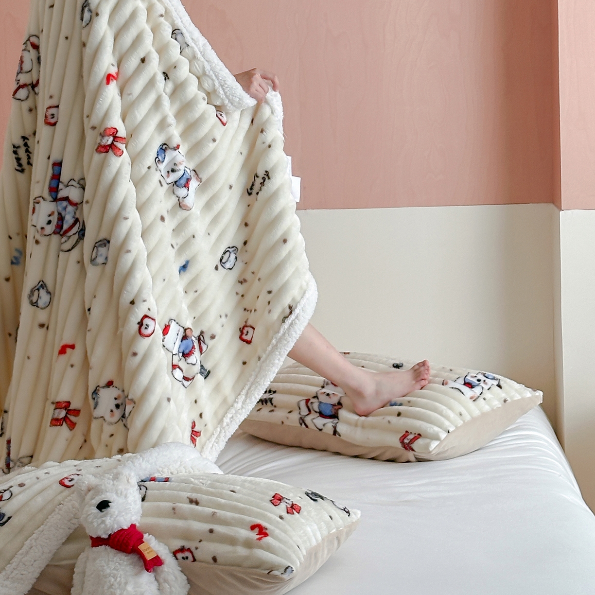 91家纺网 家纺一手货源 找家纺 RYB红黄兰 2025新款设计师原创抽条280g兔兔绒羊羔绒加厚毛毯 奶油西高地