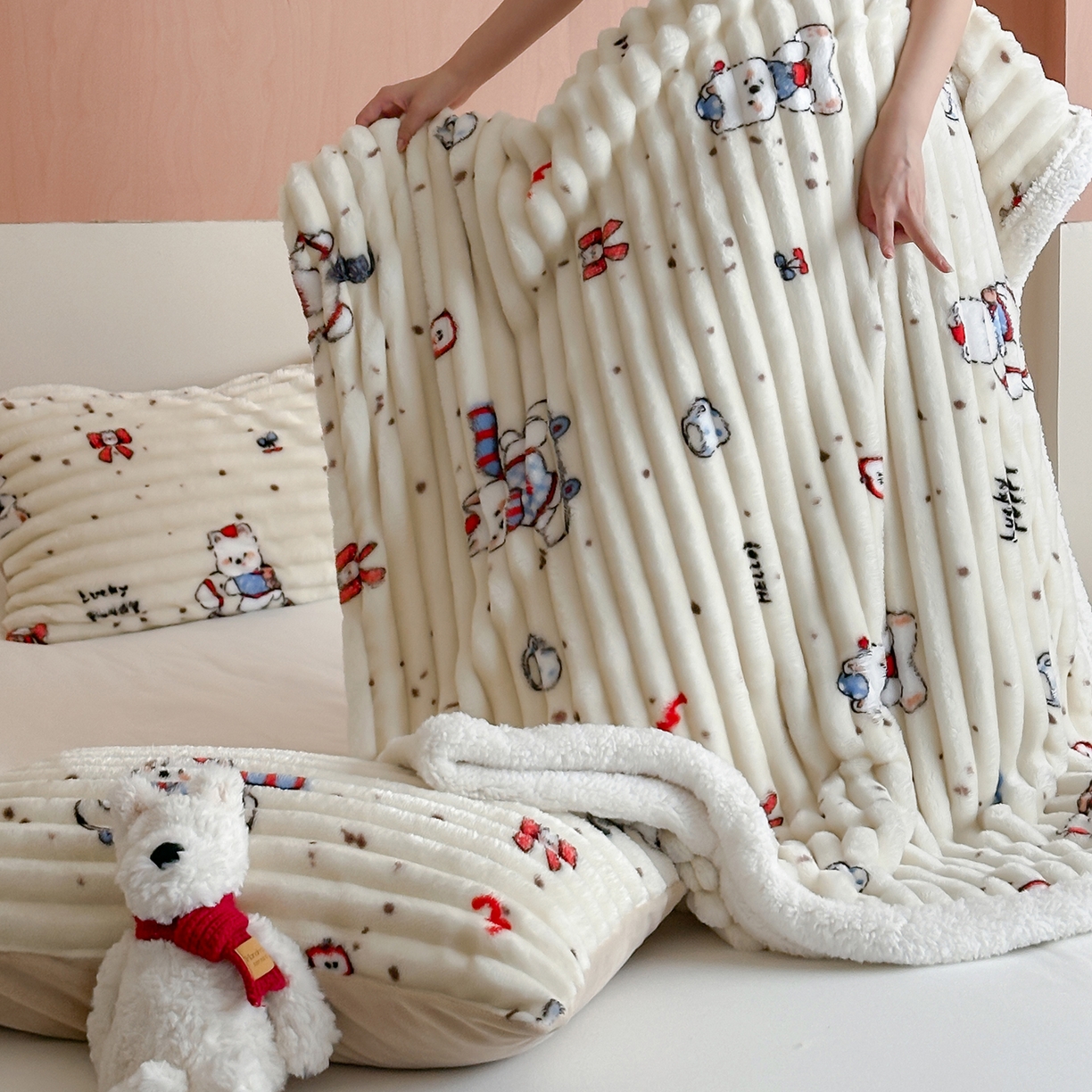 91家纺网 家纺一手货源 找家纺 RYB红黄兰 2025新款设计师原创抽条280g兔兔绒羊羔绒加厚毛毯 奶油西高地