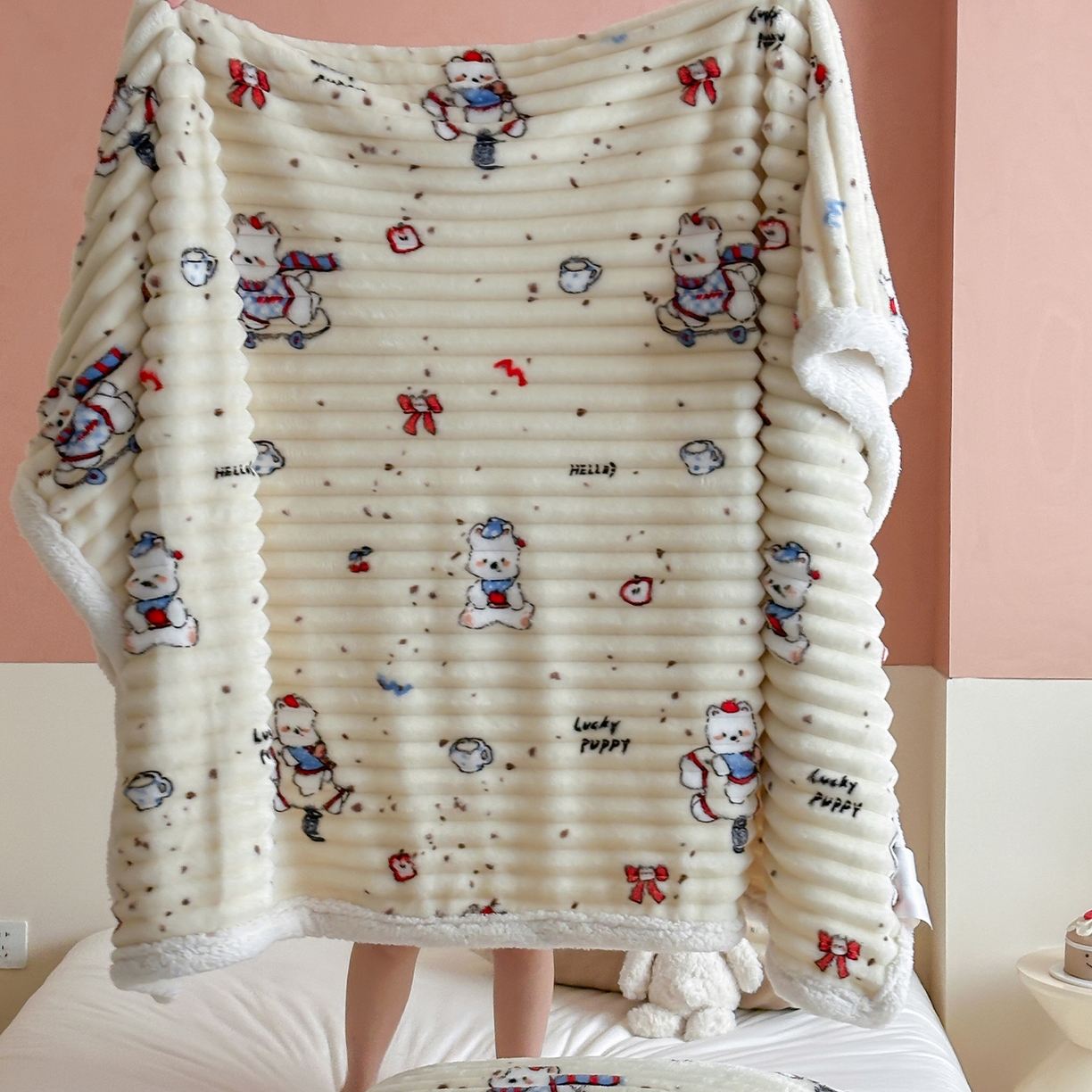 91家纺网 家纺一手货源 找家纺 RYB红黄兰 2025新款设计师原创抽条280g兔兔绒羊羔绒加厚毛毯 奶油西高地