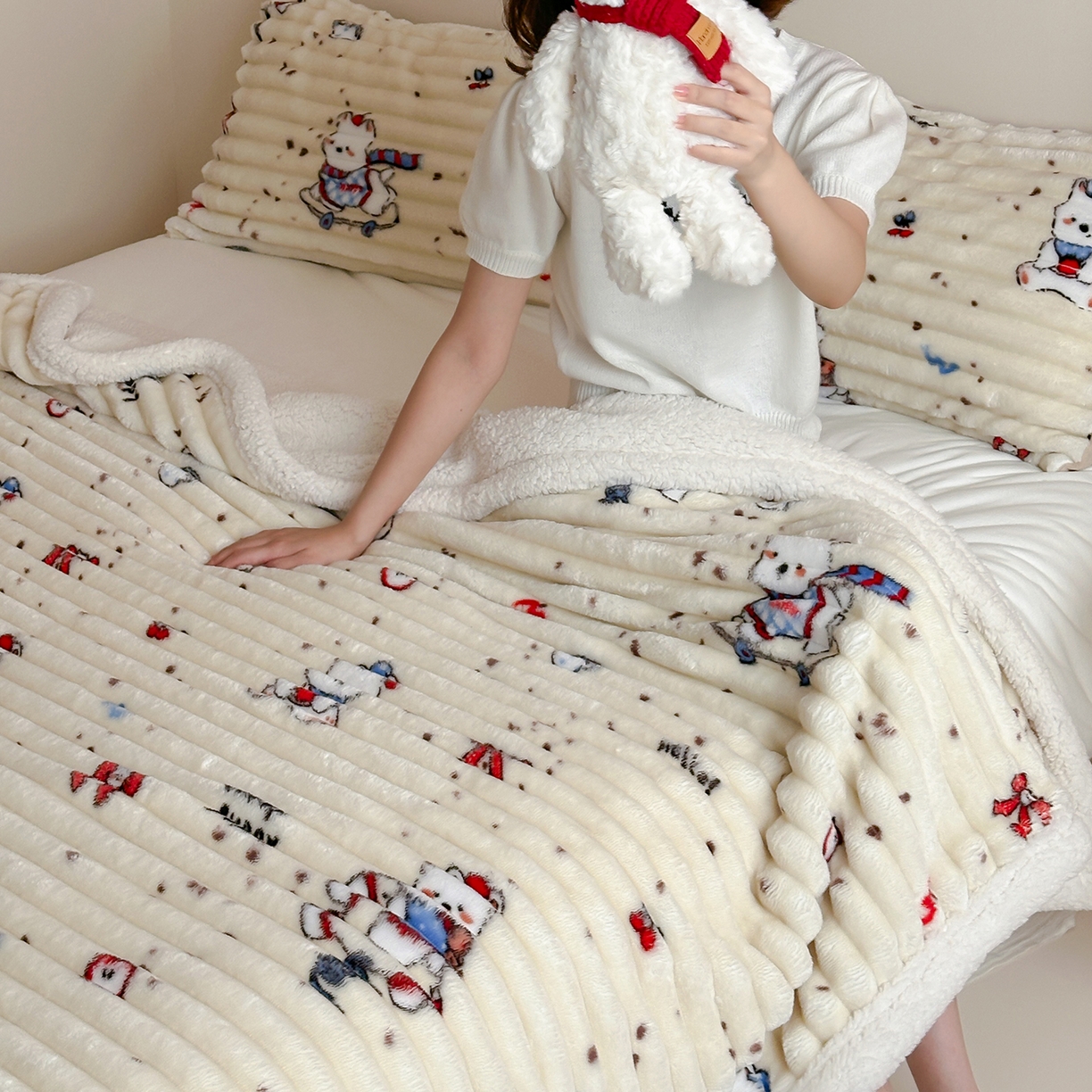 91家纺网 家纺一手货源 找家纺 RYB红黄兰 2025新款设计师原创抽条280g兔兔绒羊羔绒加厚毛毯 奶油西高地