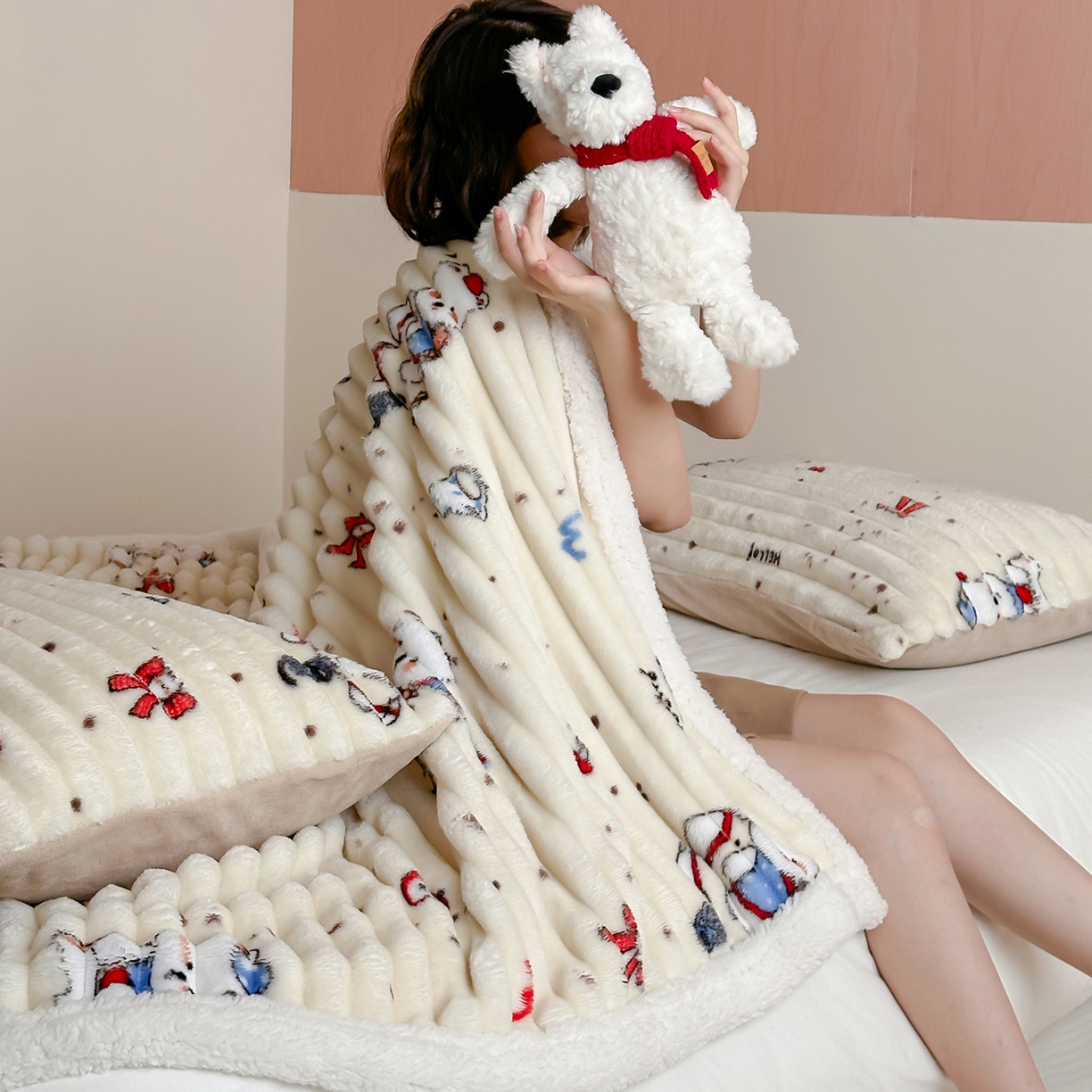 91家纺网 家纺一手货源 找家纺 RYB红黄兰 2025新款设计师原创抽条280g兔兔绒羊羔绒加厚毛毯 奶油西高地