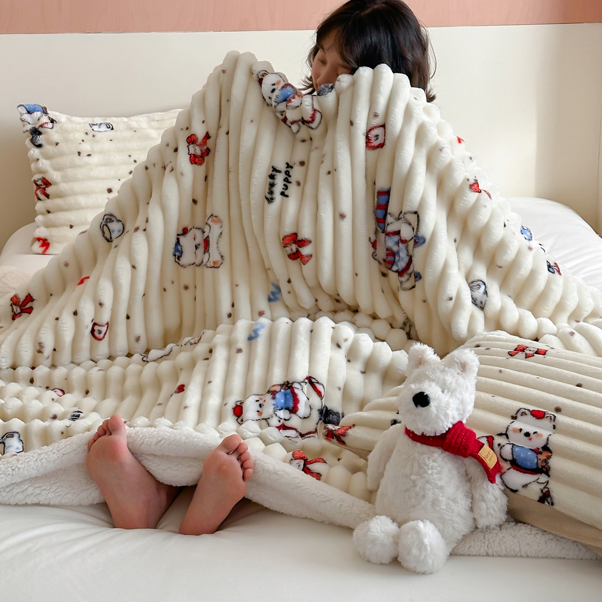 91家纺网 家纺一手货源 找家纺 RYB红黄兰 2025新款设计师原创抽条280g兔兔绒羊羔绒加厚毛毯 奶油西高地