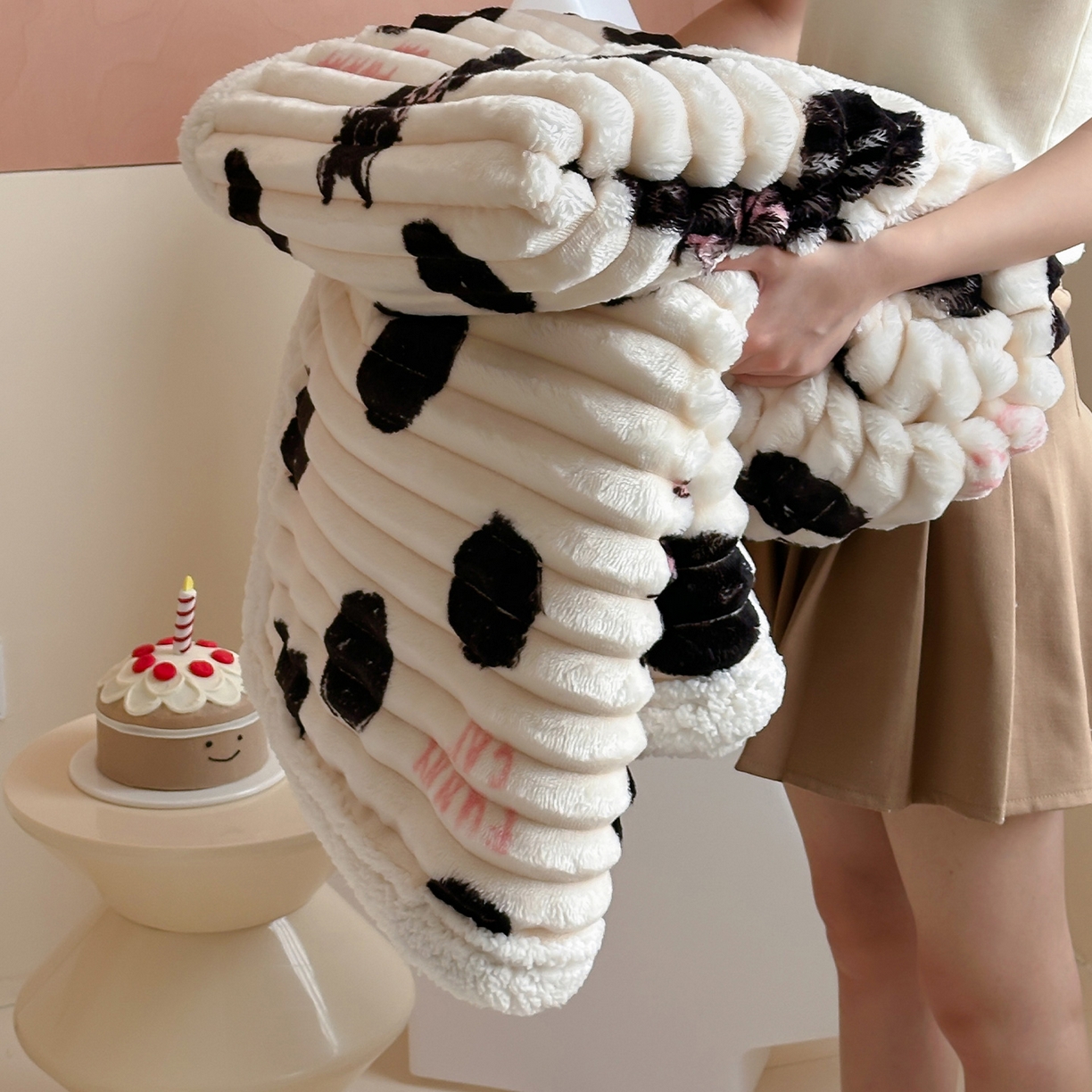 91家纺网 家纺一手货源 找家纺 RYB红黄兰 2025新款设计师原创抽条280g兔兔绒羊羔绒加厚毛毯 波点黑猫