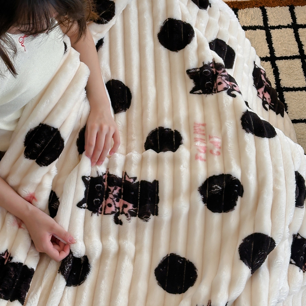 91家纺网 家纺一手货源 找家纺 RYB红黄兰 2025新款设计师原创抽条280g兔兔绒羊羔绒加厚毛毯 波点黑猫