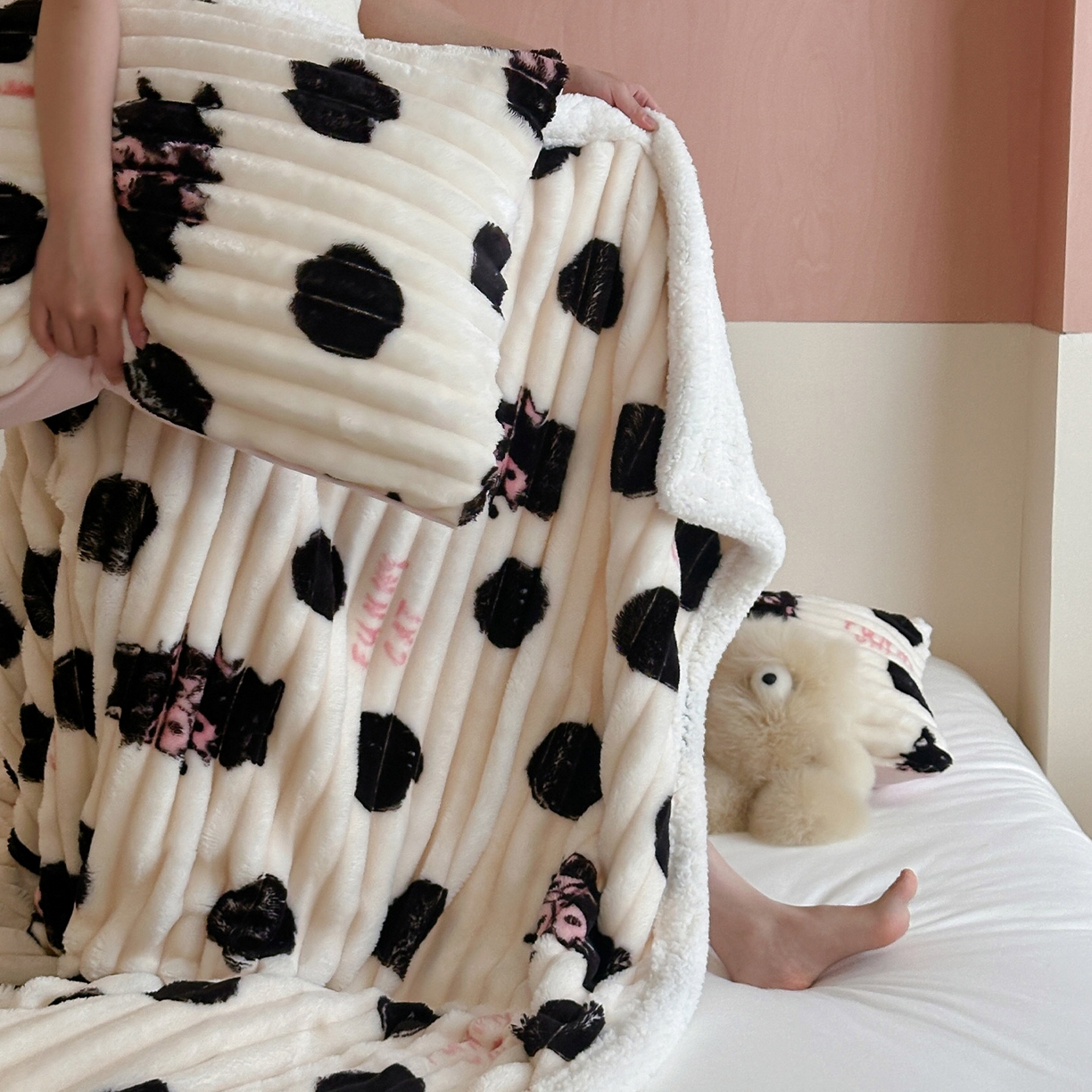 91家纺网 家纺一手货源 找家纺 RYB红黄兰 2025新款设计师原创抽条280g兔兔绒羊羔绒加厚毛毯 波点黑猫