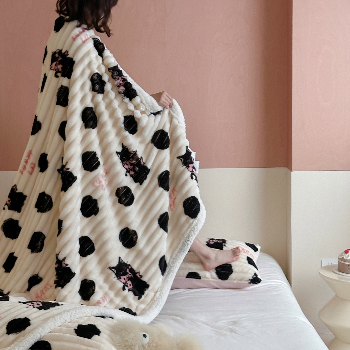 91家纺网 家纺一手货源 找家纺 RYB红黄兰 2025新款设计师原创抽条280g兔兔绒羊羔绒加厚毛毯 波点黑猫