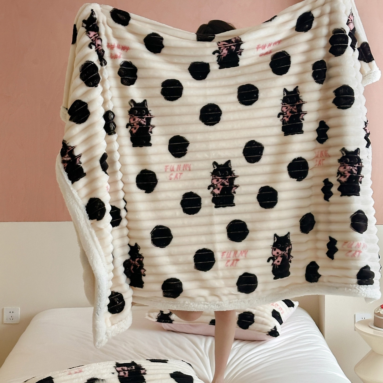 91家纺网 家纺一手货源 找家纺 RYB红黄兰 2025新款设计师原创抽条280g兔兔绒羊羔绒加厚毛毯 波点黑猫