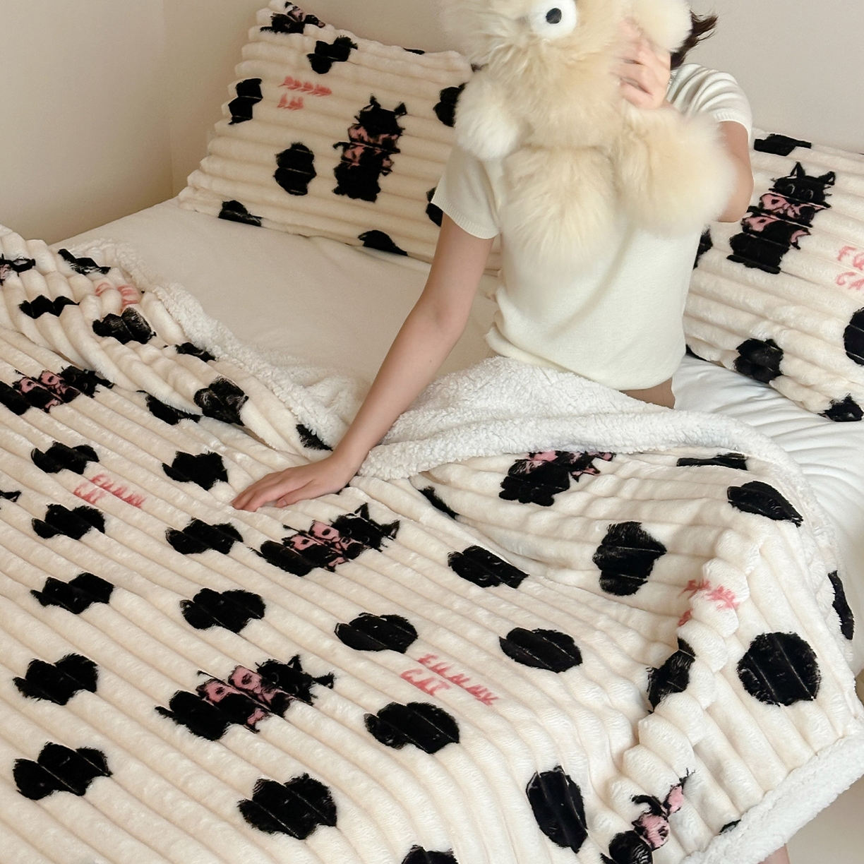 91家纺网 家纺一手货源 找家纺 RYB红黄兰 2025新款设计师原创抽条280g兔兔绒羊羔绒加厚毛毯 波点黑猫