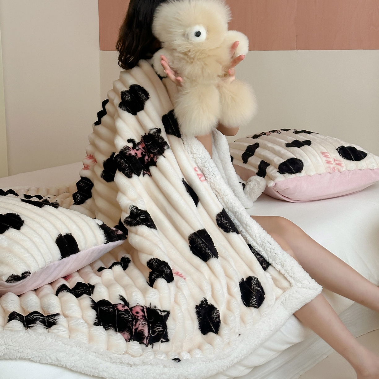 91家纺网 家纺一手货源 找家纺 RYB红黄兰 2025新款设计师原创抽条280g兔兔绒羊羔绒加厚毛毯 波点黑猫