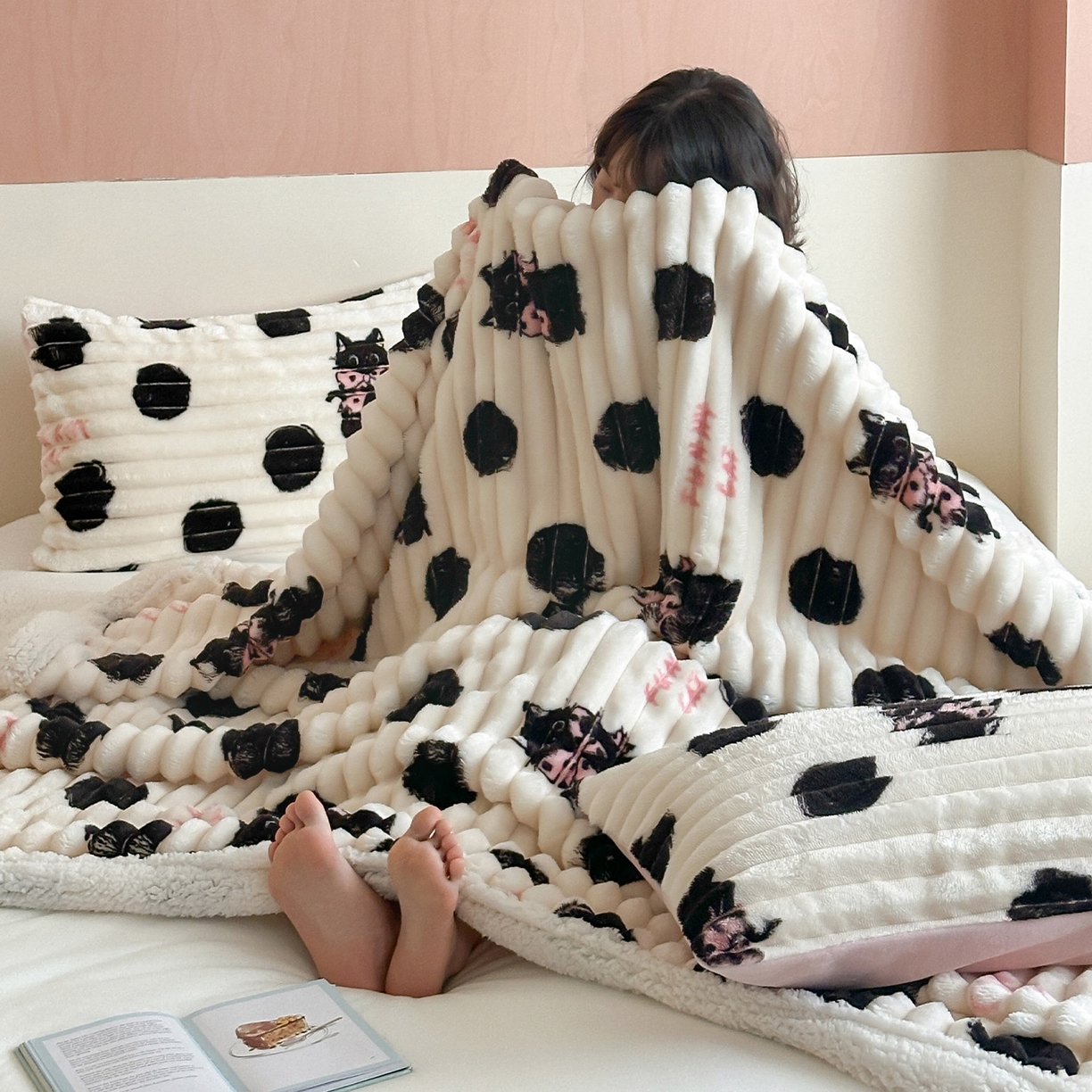 91家纺网 家纺一手货源 找家纺 RYB红黄兰 2025新款设计师原创抽条280g兔兔绒羊羔绒加厚毛毯 波点黑猫