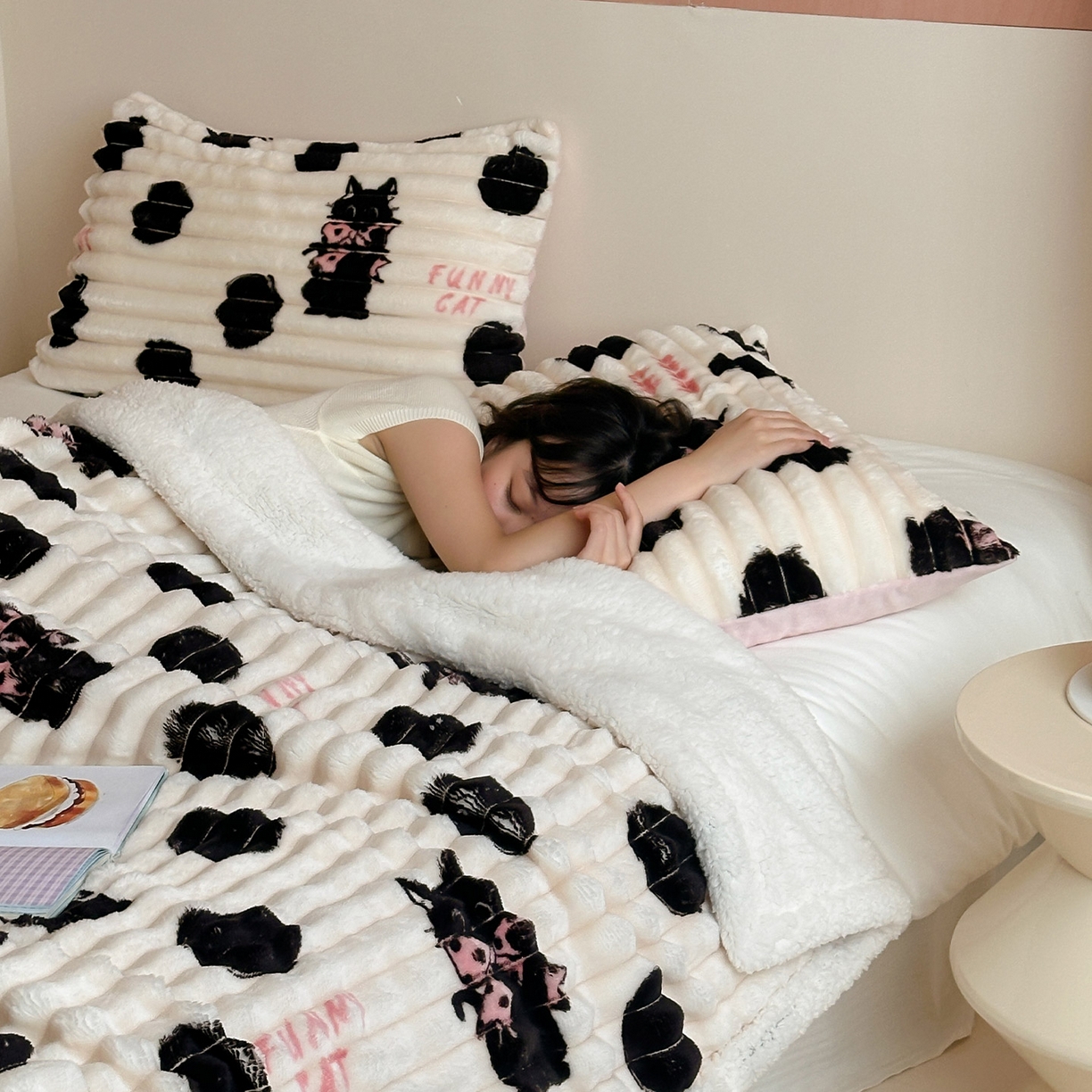 91家纺网 家纺一手货源 找家纺 RYB红黄兰 2025新款设计师原创抽条280g兔兔绒羊羔绒加厚毛毯 波点黑猫