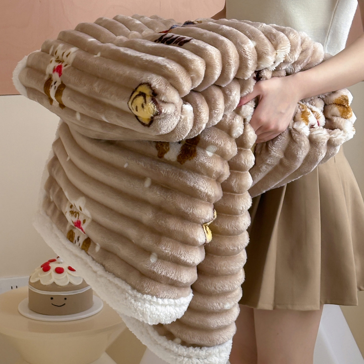 91家纺网 家纺一手货源 找家纺 RYB红黄兰 2025新款设计师原创抽条280g兔兔绒羊羔绒加厚毛毯 咖色潦草狗