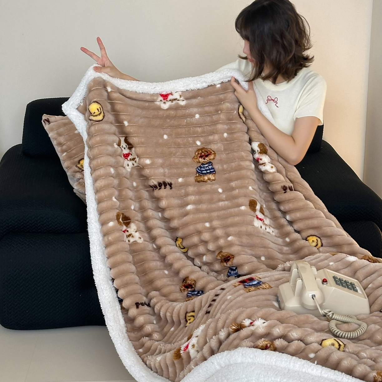 91家纺网 家纺一手货源 找家纺 RYB红黄兰 2025新款设计师原创抽条280g兔兔绒羊羔绒加厚毛毯 咖色潦草狗