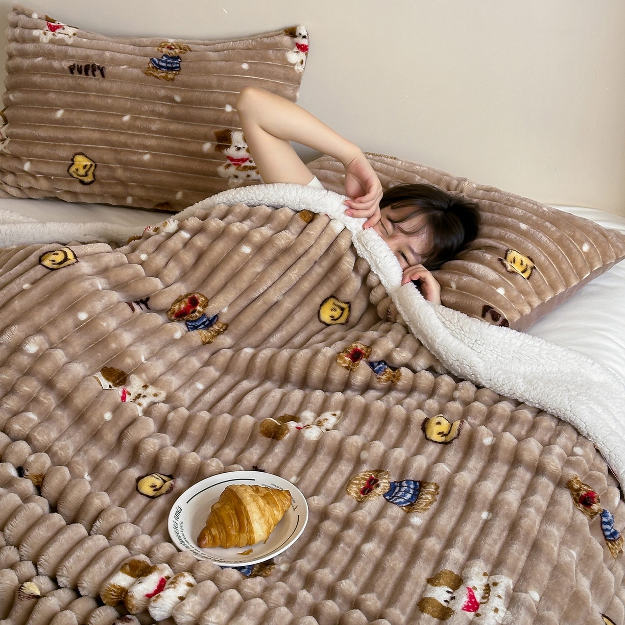 91家纺网 家纺一手货源 找家纺 RYB红黄兰 2025新款设计师原创抽条280g兔兔绒羊羔绒加厚毛毯 咖色潦草狗