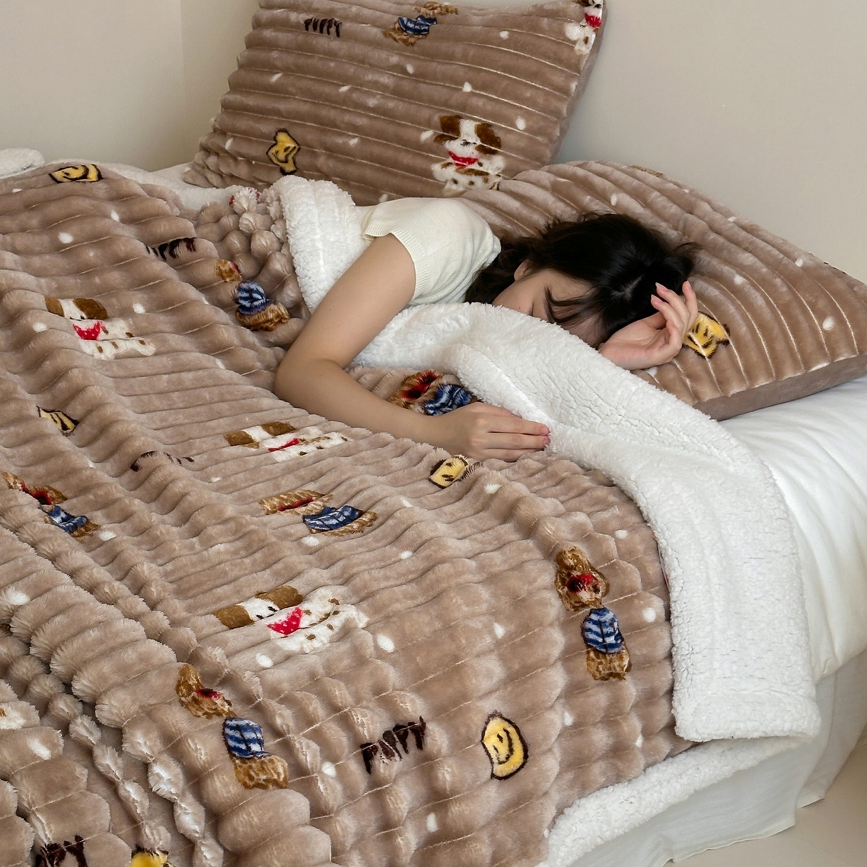 91家纺网 家纺一手货源 找家纺 RYB红黄兰 2025新款设计师原创抽条280g兔兔绒羊羔绒加厚毛毯 咖色潦草狗