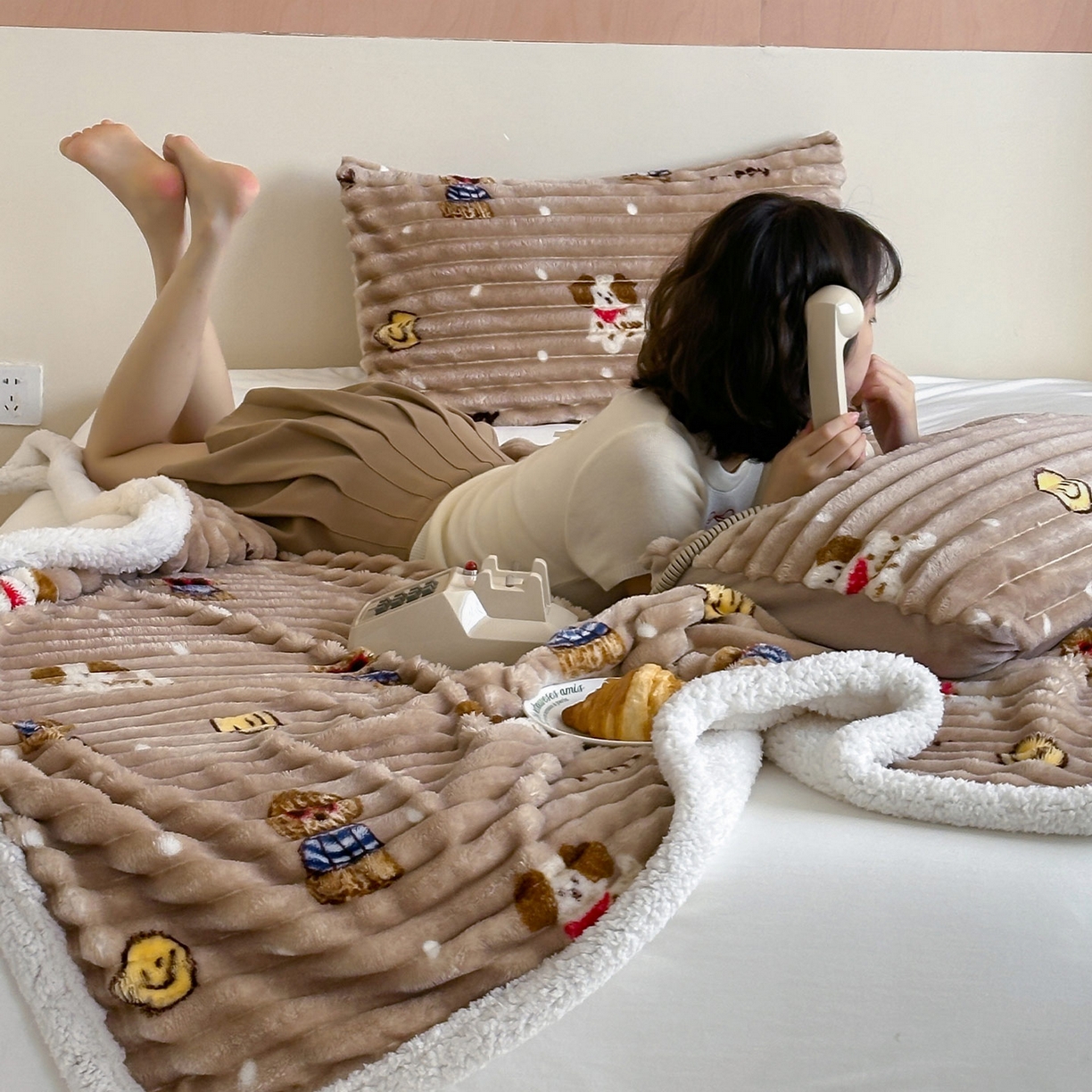 91家纺网 家纺一手货源 找家纺 RYB红黄兰 2025新款设计师原创抽条280g兔兔绒羊羔绒加厚毛毯 咖色潦草狗