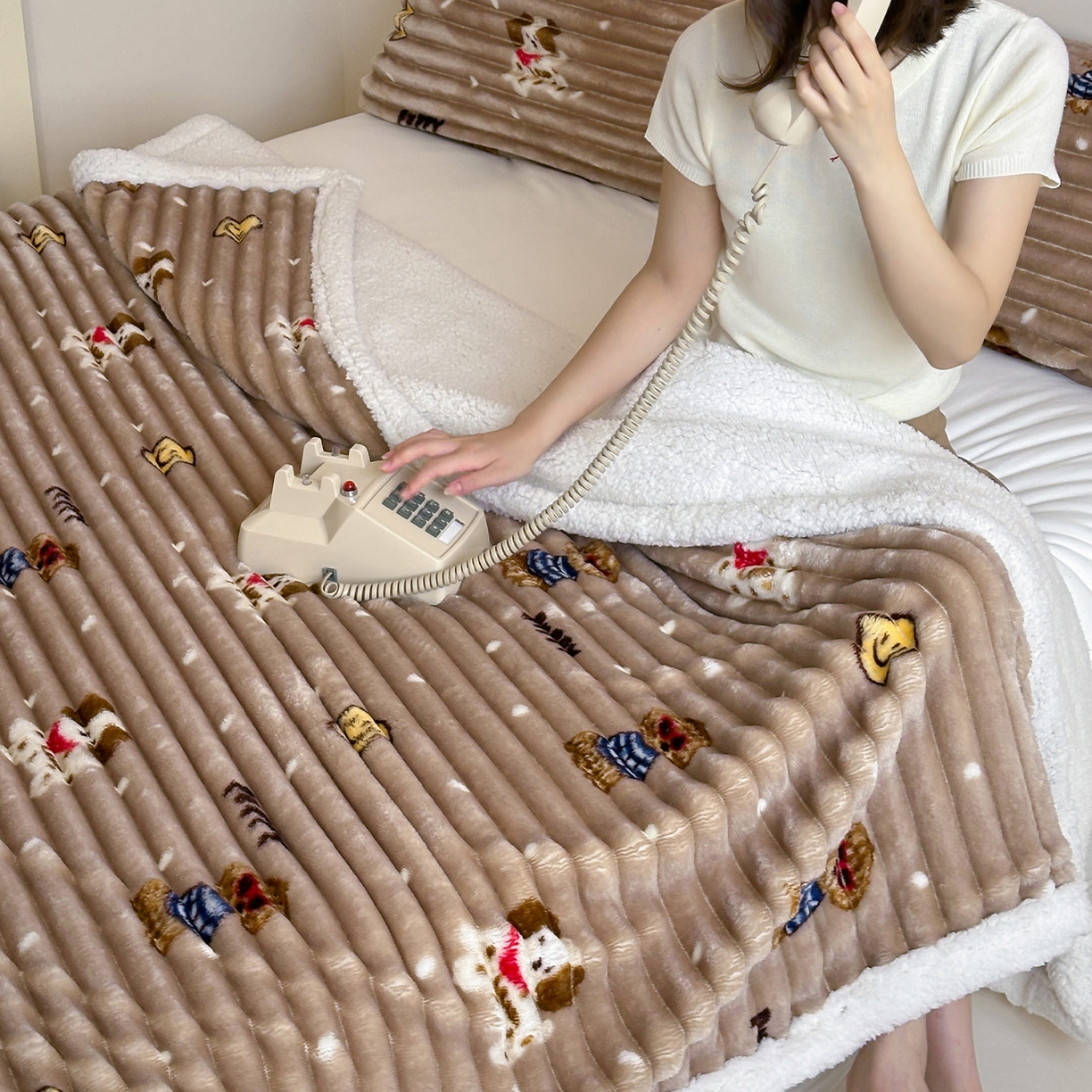 91家纺网 家纺一手货源 找家纺 RYB红黄兰 2025新款设计师原创抽条280g兔兔绒羊羔绒加厚毛毯 咖色潦草狗