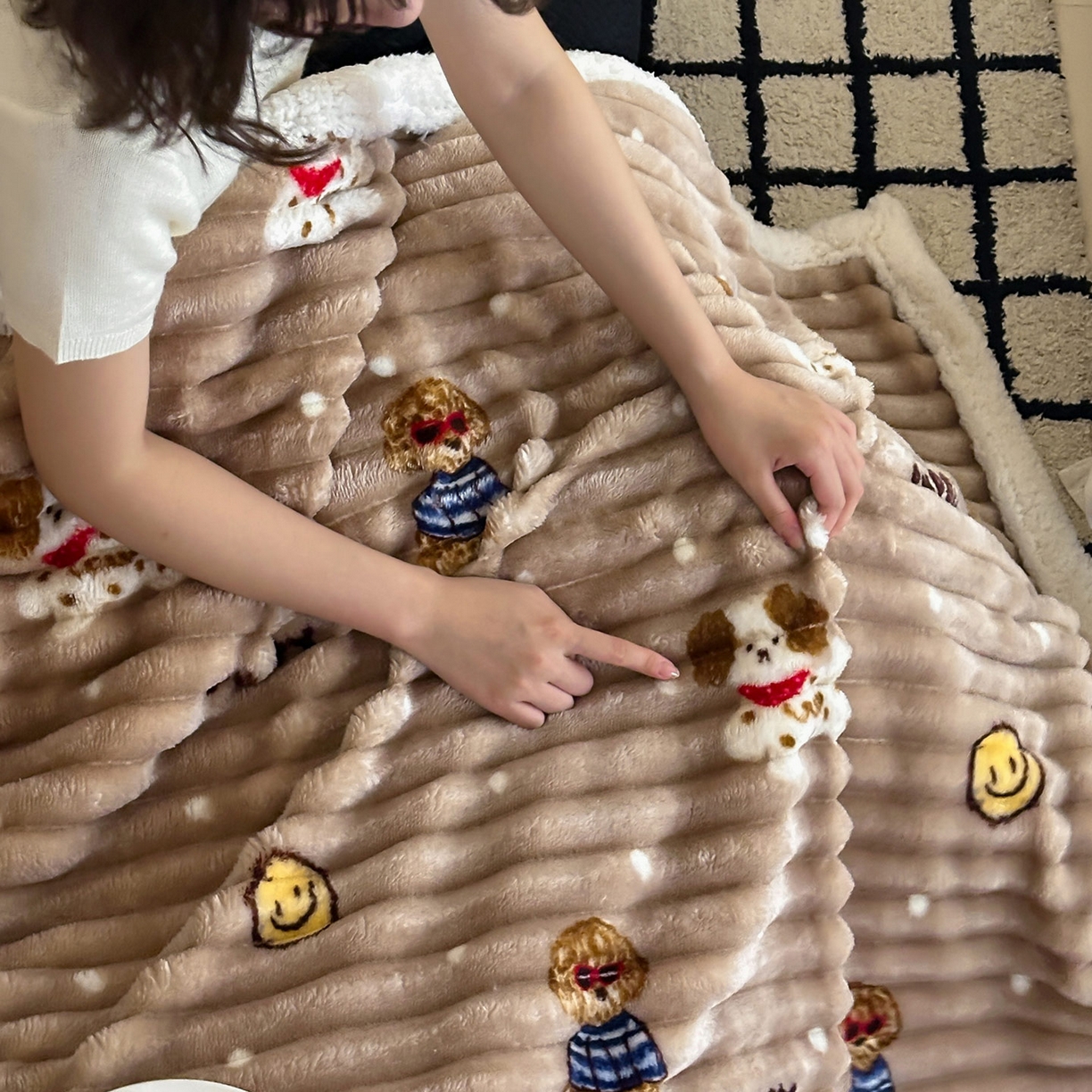 91家纺网 家纺一手货源 找家纺 RYB红黄兰 2025新款设计师原创抽条280g兔兔绒羊羔绒加厚毛毯 咖色潦草狗