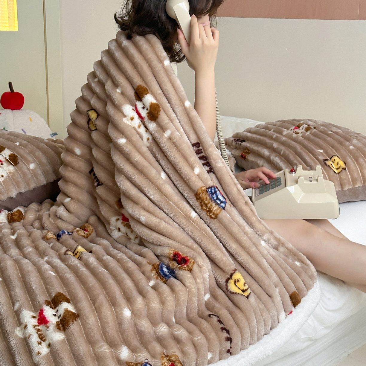 91家纺网 家纺一手货源 找家纺 RYB红黄兰 2025新款设计师原创抽条280g兔兔绒羊羔绒加厚毛毯 咖色潦草狗