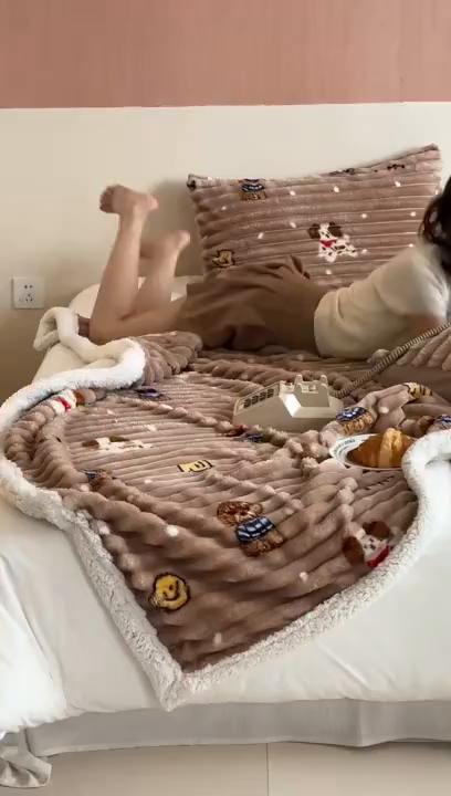 91家纺网 家纺一手货源 找家纺 RYB红黄兰 2025新款设计师原创抽条280g兔兔绒羊羔绒加厚毛毯 咖色潦草狗