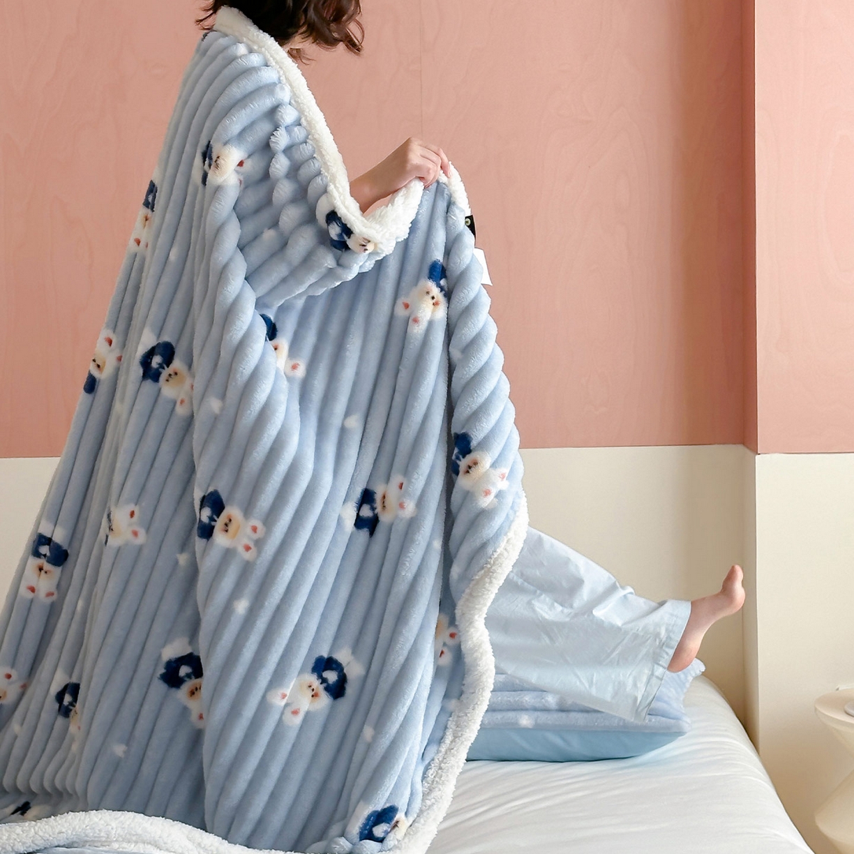 91家纺网 家纺一手货源 找家纺 RYB红黄兰 2025新款设计师原创抽条280g兔兔绒羊羔绒加厚毛毯 蓝色兔兔