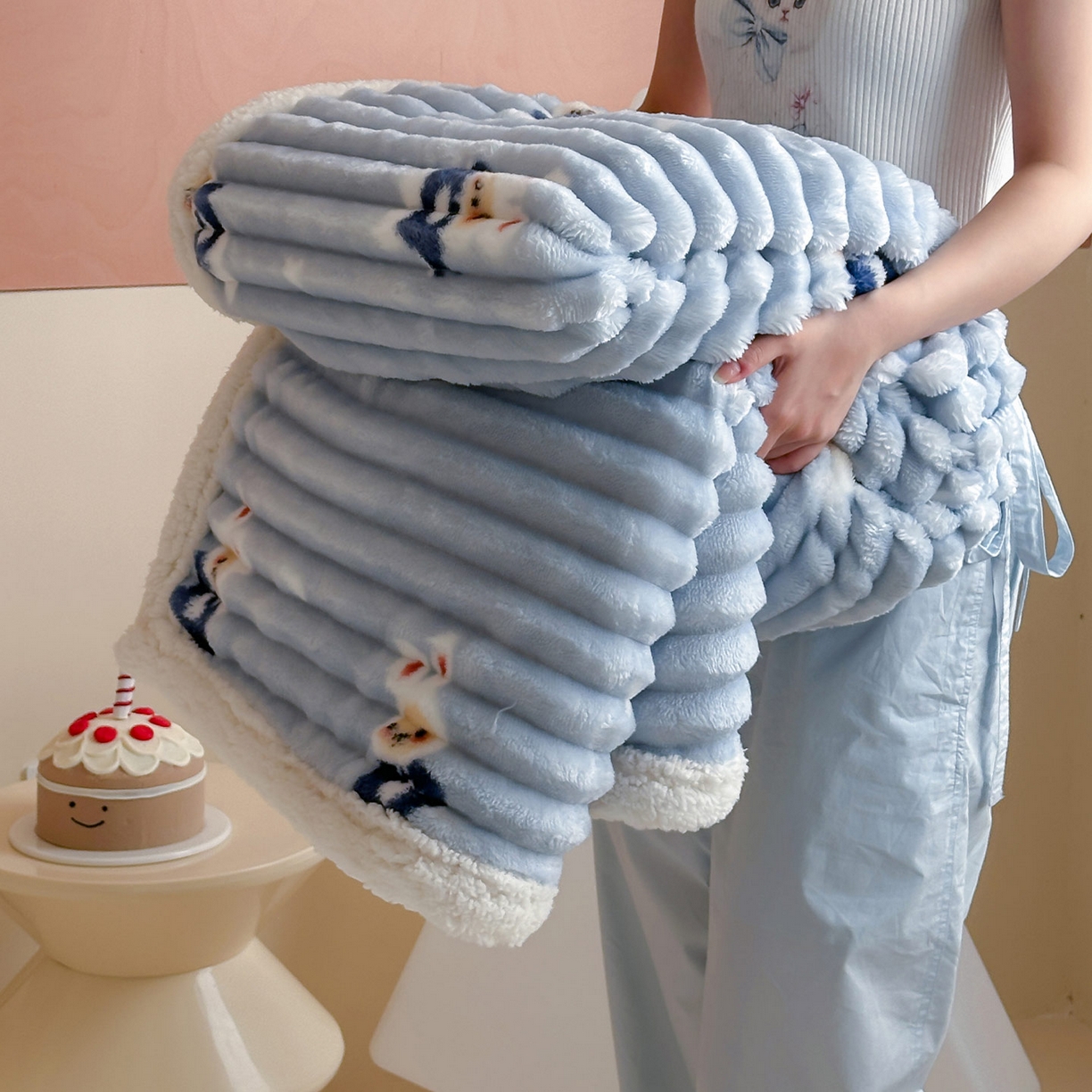 91家纺网 家纺一手货源 找家纺 RYB红黄兰 2025新款设计师原创抽条280g兔兔绒羊羔绒加厚毛毯 蓝色兔兔