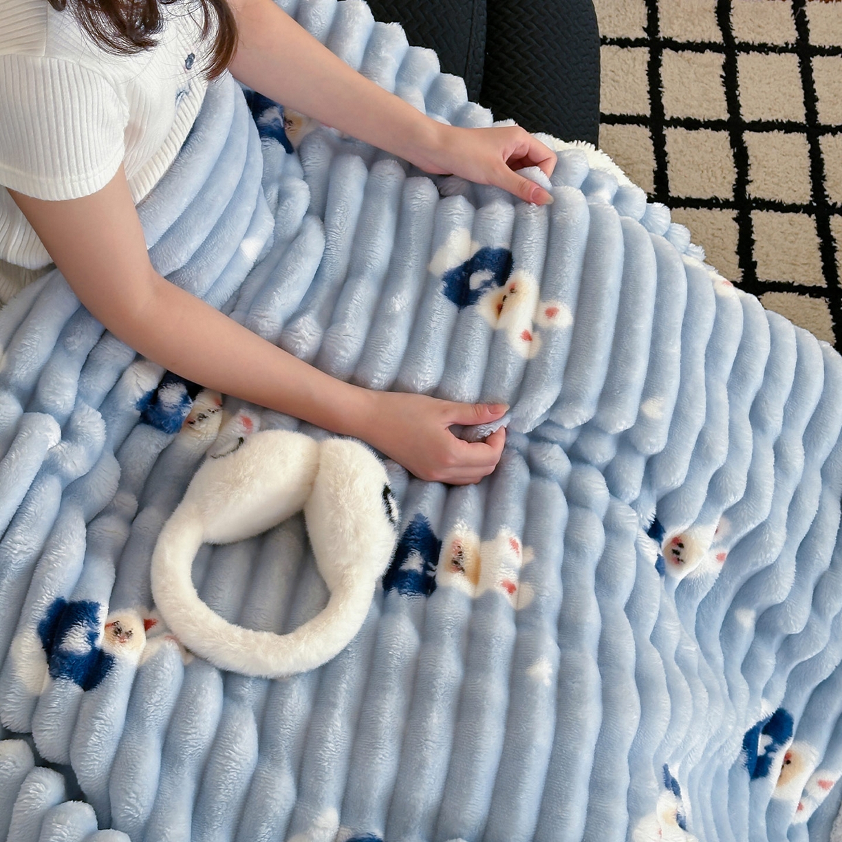 91家纺网 家纺一手货源 找家纺 RYB红黄兰 2025新款设计师原创抽条280g兔兔绒羊羔绒加厚毛毯 蓝色兔兔