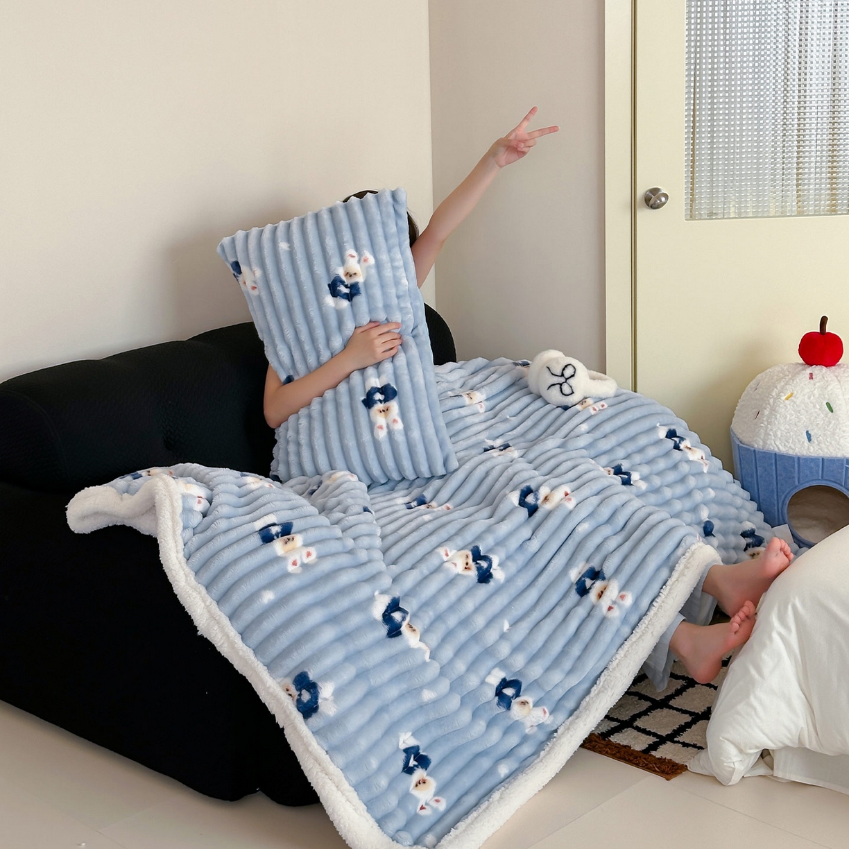 91家纺网 家纺一手货源 找家纺 RYB红黄兰 2025新款设计师原创抽条280g兔兔绒羊羔绒加厚毛毯 蓝色兔兔