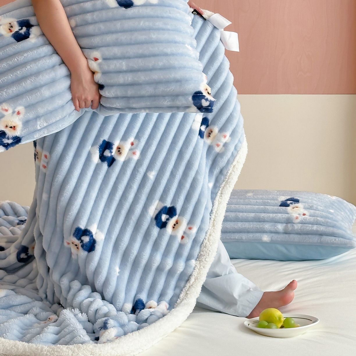 91家纺网 家纺一手货源 找家纺 RYB红黄兰 2025新款设计师原创抽条280g兔兔绒羊羔绒加厚毛毯 蓝色兔兔