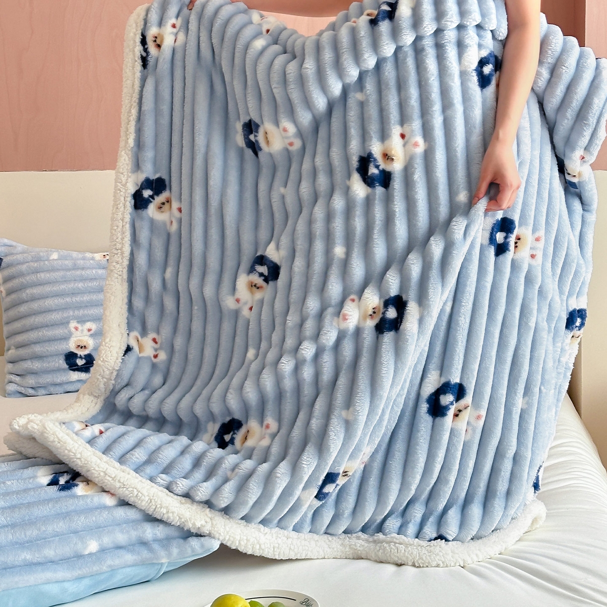 91家纺网 家纺一手货源 找家纺 RYB红黄兰 2025新款设计师原创抽条280g兔兔绒羊羔绒加厚毛毯 蓝色兔兔