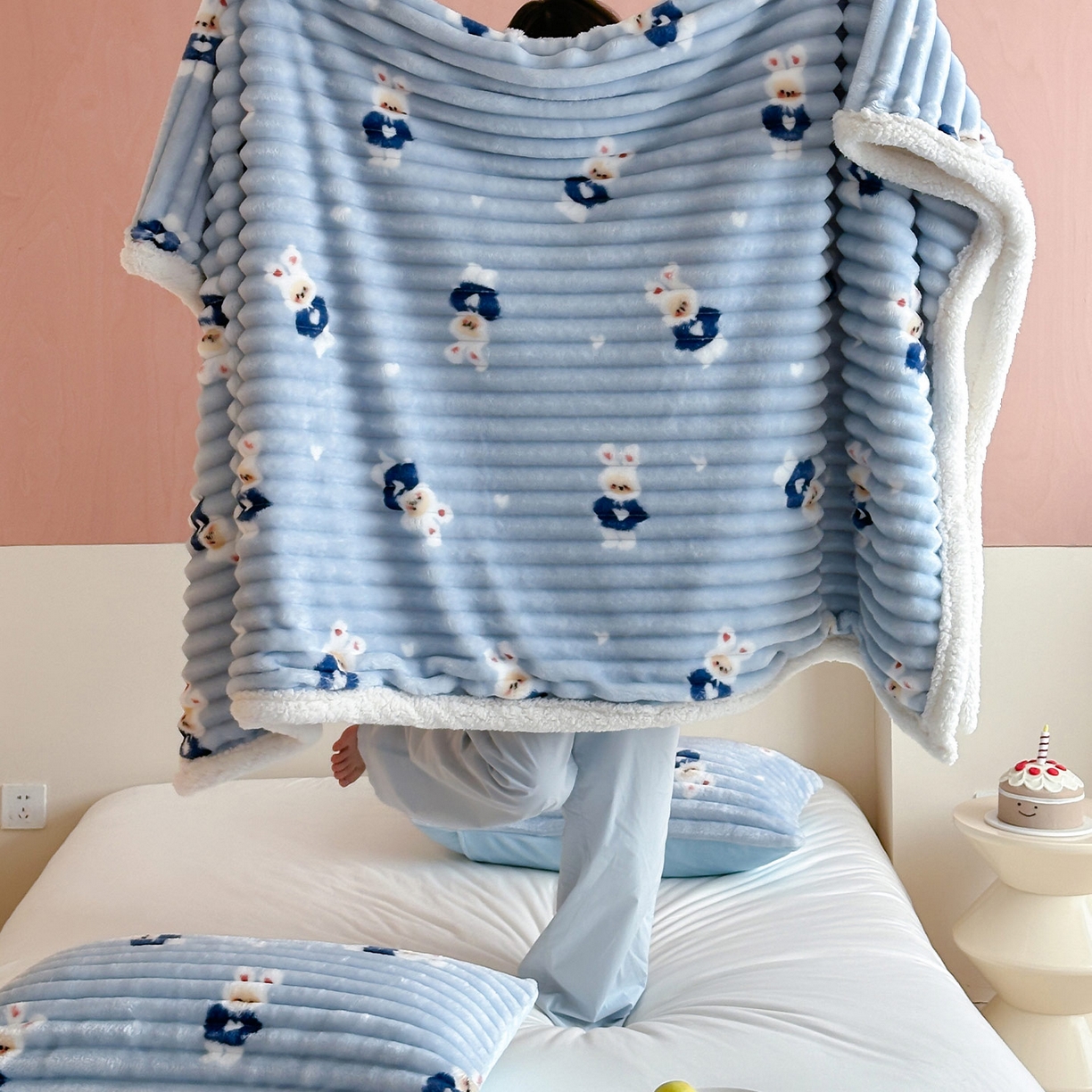 91家纺网 家纺一手货源 找家纺 RYB红黄兰 2025新款设计师原创抽条280g兔兔绒羊羔绒加厚毛毯 蓝色兔兔