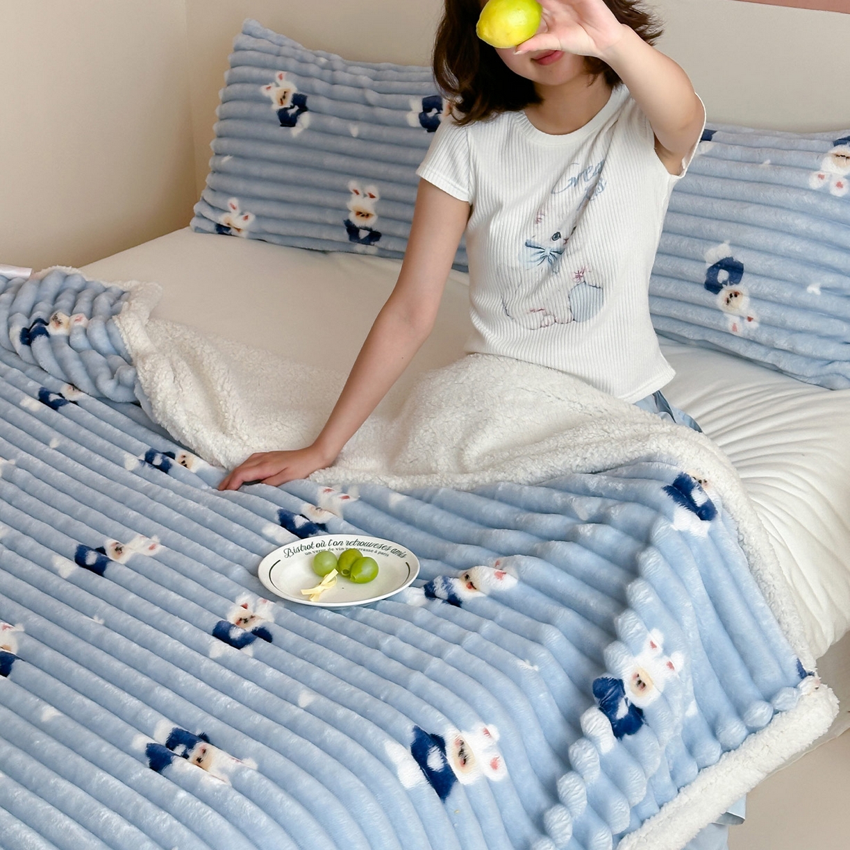 91家纺网 家纺一手货源 找家纺 RYB红黄兰 2025新款设计师原创抽条280g兔兔绒羊羔绒加厚毛毯 蓝色兔兔