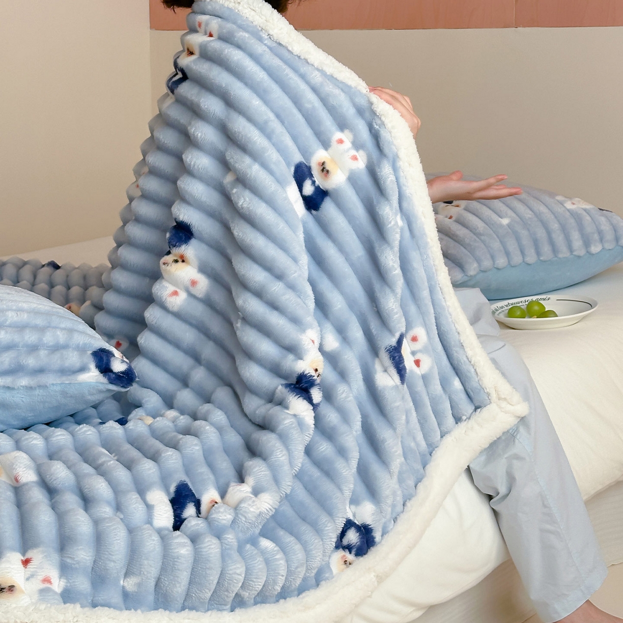 91家纺网 家纺一手货源 找家纺 RYB红黄兰 2025新款设计师原创抽条280g兔兔绒羊羔绒加厚毛毯 蓝色兔兔