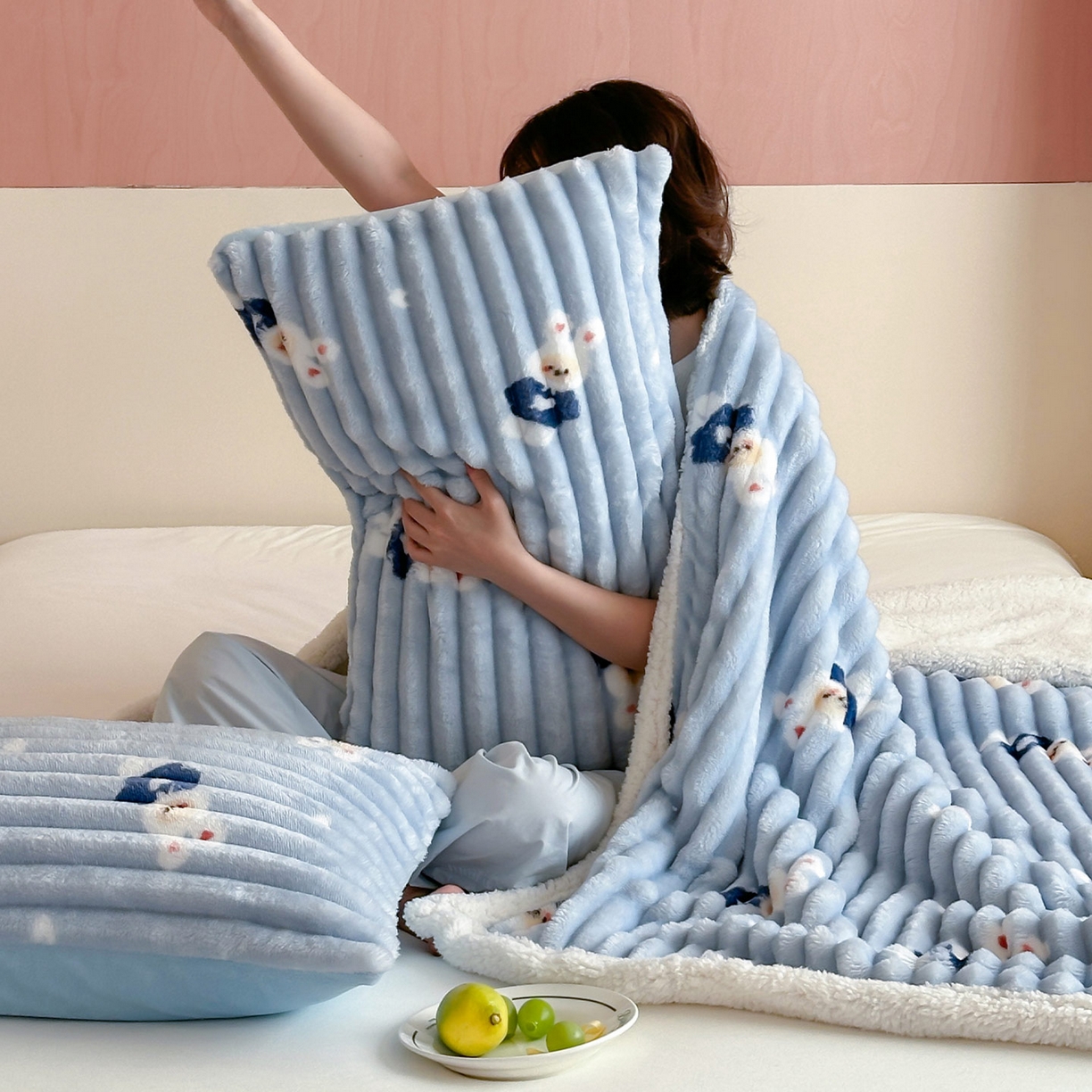 91家纺网 家纺一手货源 找家纺 RYB红黄兰 2025新款设计师原创抽条280g兔兔绒羊羔绒加厚毛毯 蓝色兔兔