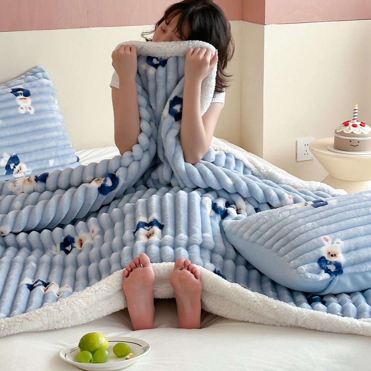 91家纺网 家纺一手货源 找家纺 RYB红黄兰 2025新款设计师原创抽条280g兔兔绒羊羔绒加厚毛毯 蓝色兔兔