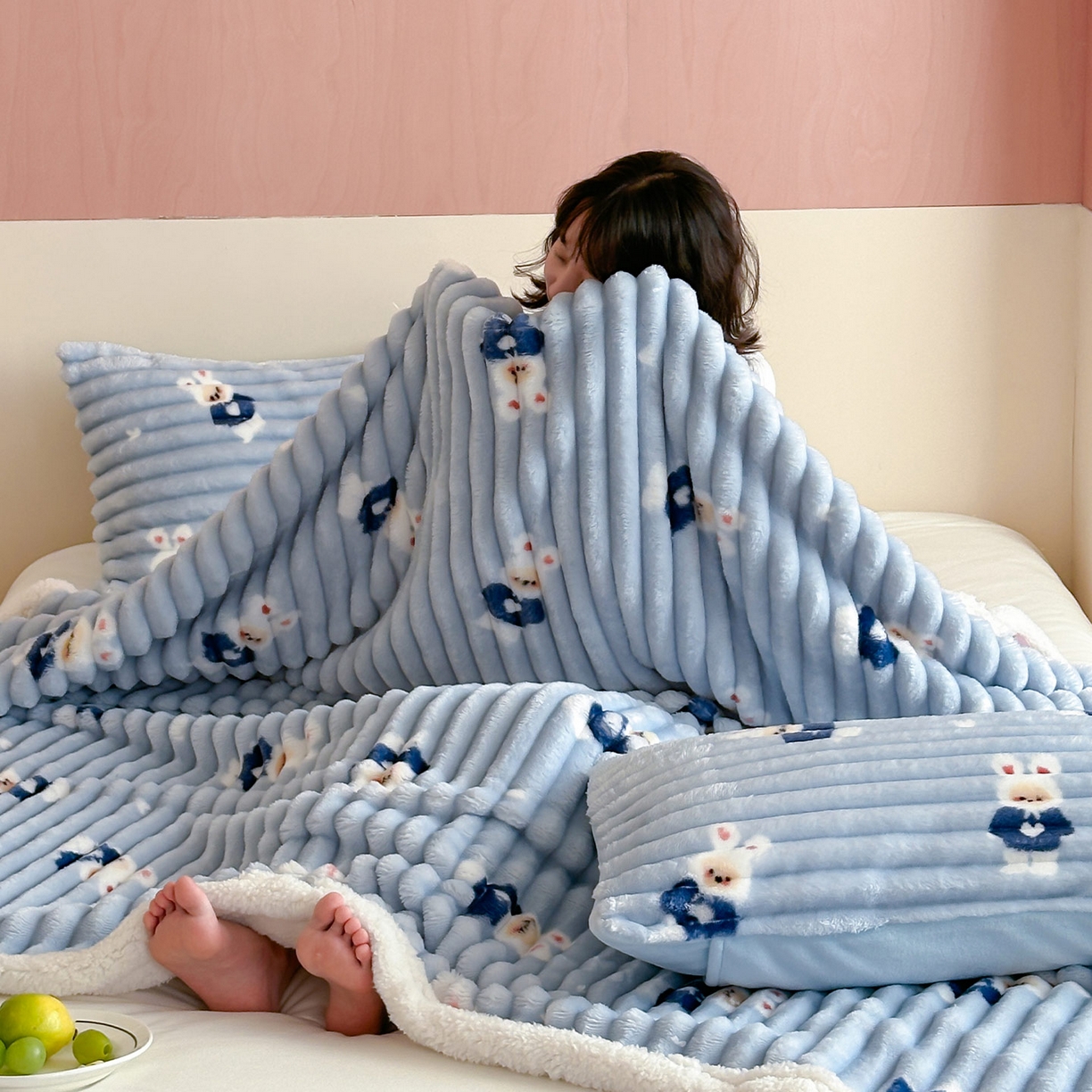 91家纺网 家纺一手货源 找家纺 RYB红黄兰 2025新款设计师原创抽条280g兔兔绒羊羔绒加厚毛毯 蓝色兔兔