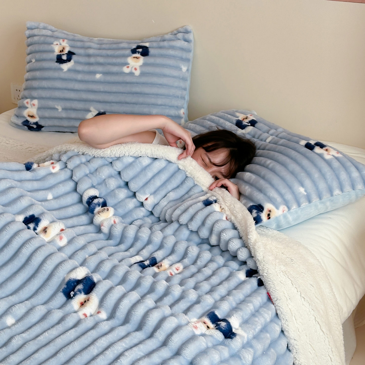 91家纺网 家纺一手货源 找家纺 RYB红黄兰 2025新款设计师原创抽条280g兔兔绒羊羔绒加厚毛毯 蓝色兔兔