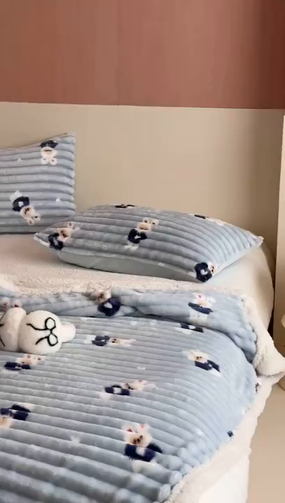 91家纺网 家纺一手货源 找家纺 RYB红黄兰 2025新款设计师原创抽条280g兔兔绒羊羔绒加厚毛毯 蓝色兔兔