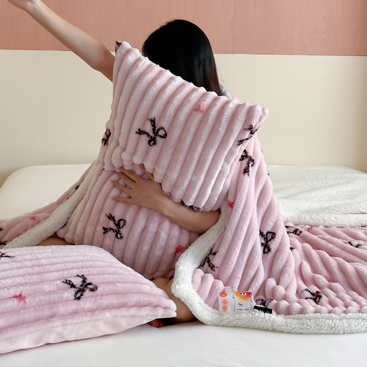 91家纺网 家纺一手货源 找家纺 RYB红黄兰 2025新款设计师原创抽条280g兔兔绒羊羔绒加厚毛毯 星星蝴蝶结