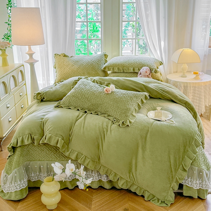 91家纺网 家纺一手货源 找家纺 （总）优家居 2025秋冬高克重牛奶绒床盖夹棉床裙纯色蕾丝边花边刺绣法式公主风床罩夹棉床盖