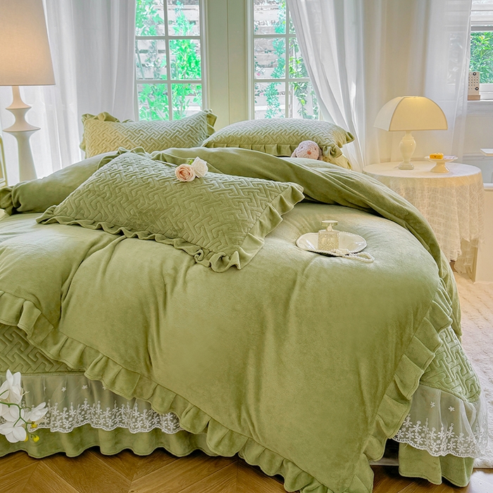 91家纺网 家纺一手货源 找家纺 （总）优家居 2025秋冬高克重牛奶绒床盖夹棉床裙纯色蕾丝边花边刺绣法式公主风床罩夹棉床盖