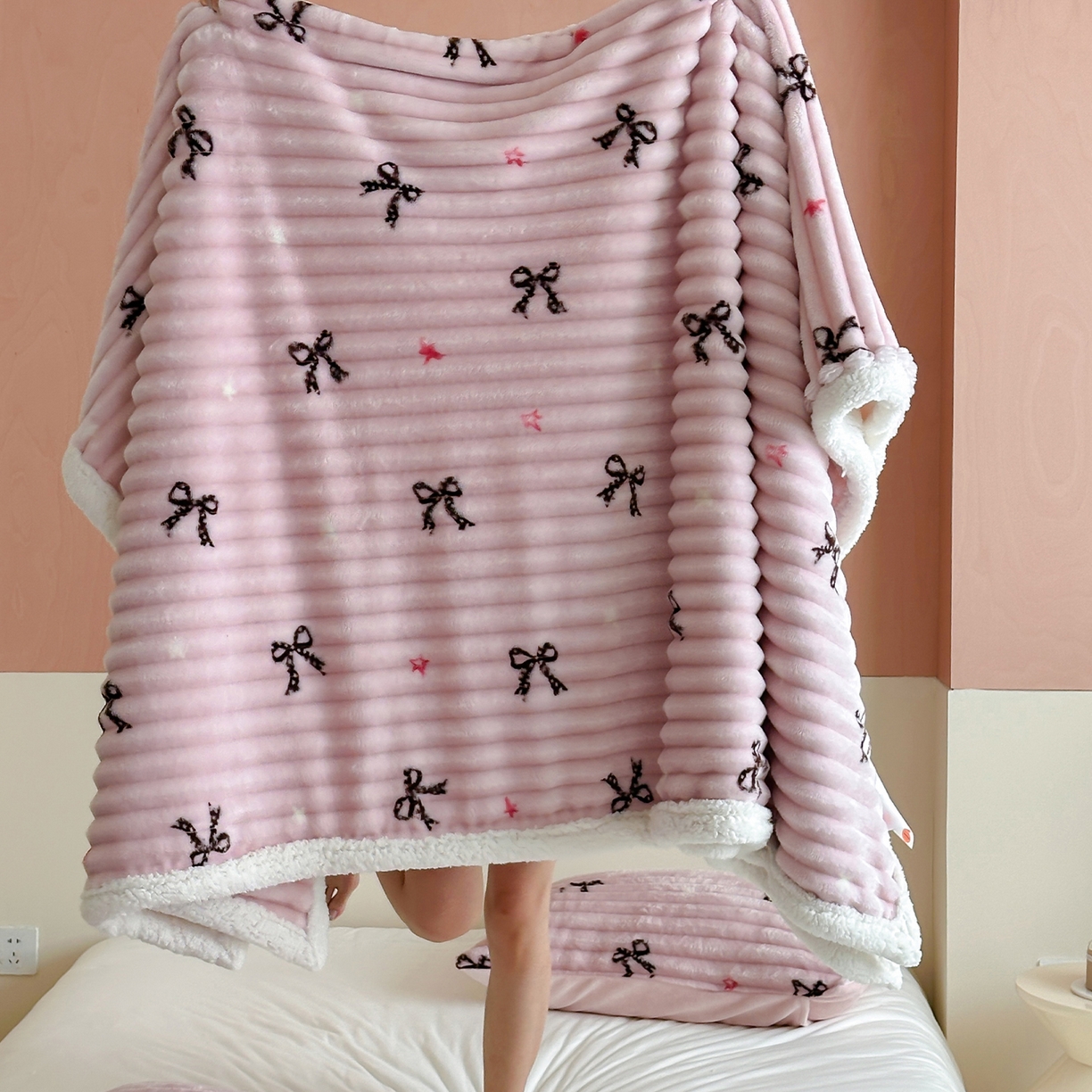 91家纺网 家纺一手货源 找家纺 RYB红黄兰 2025新款设计师原创抽条280g兔兔绒羊羔绒加厚毛毯 星星蝴蝶结