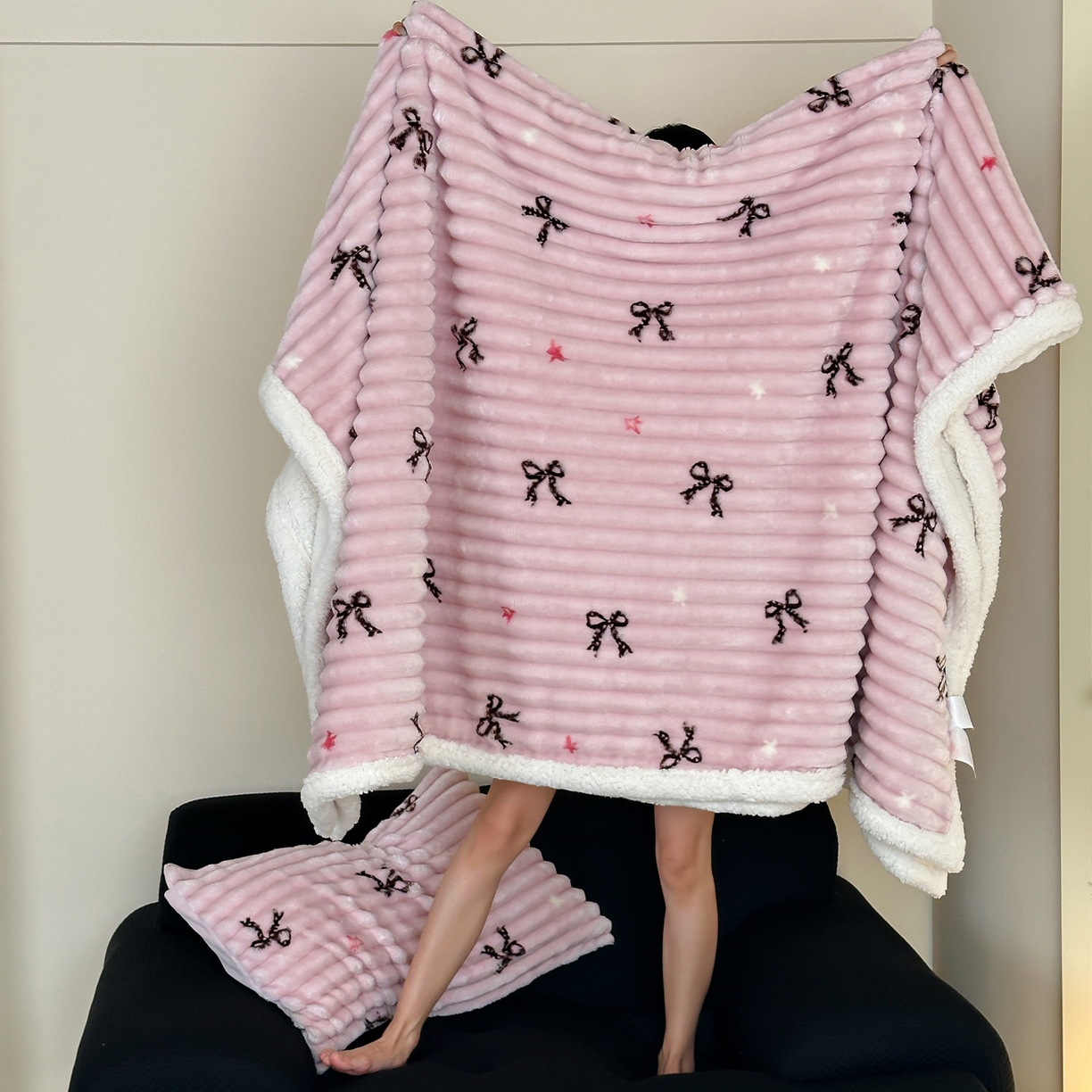 91家纺网 家纺一手货源 找家纺 RYB红黄兰 2025新款设计师原创抽条280g兔兔绒羊羔绒加厚毛毯 星星蝴蝶结