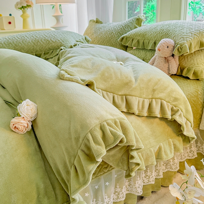 91家纺网 家纺一手货源 找家纺 （总）优家居 2025秋冬高克重牛奶绒床盖夹棉床裙纯色蕾丝边花边刺绣法式公主风床罩夹棉床盖