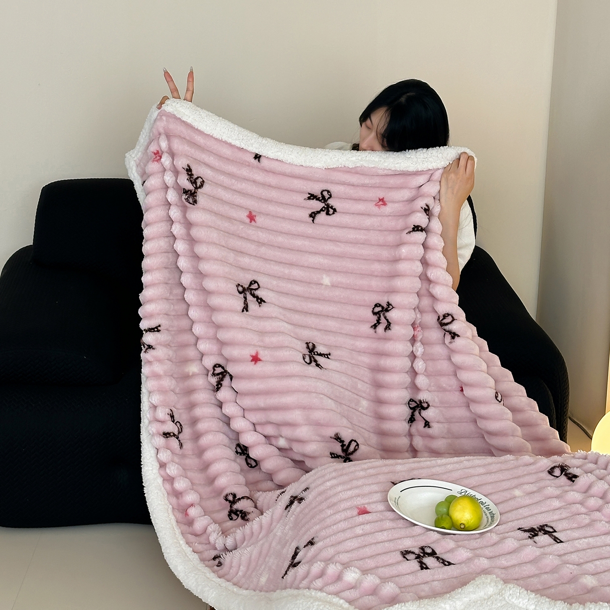 91家纺网 家纺一手货源 找家纺 RYB红黄兰 2025新款设计师原创抽条280g兔兔绒羊羔绒加厚毛毯 星星蝴蝶结