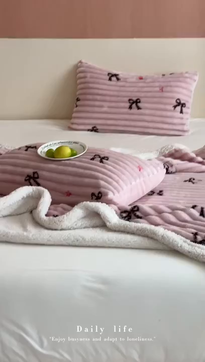 91家纺网 家纺一手货源 找家纺 RYB红黄兰 2025新款设计师原创抽条280g兔兔绒羊羔绒加厚毛毯 星星蝴蝶结